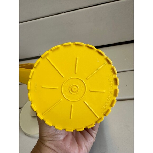 Vintage Tupperware Yellow 1 Qt Pitcher Push Button Lid Lightweight 70s - Picture 6 of 7